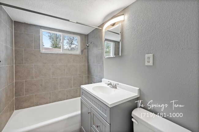 Building Photo - CHARMING WESTSIDE 2BD DUPLEX - NO RENT TILL JANUARY!! - Security Deposit Waiver Available