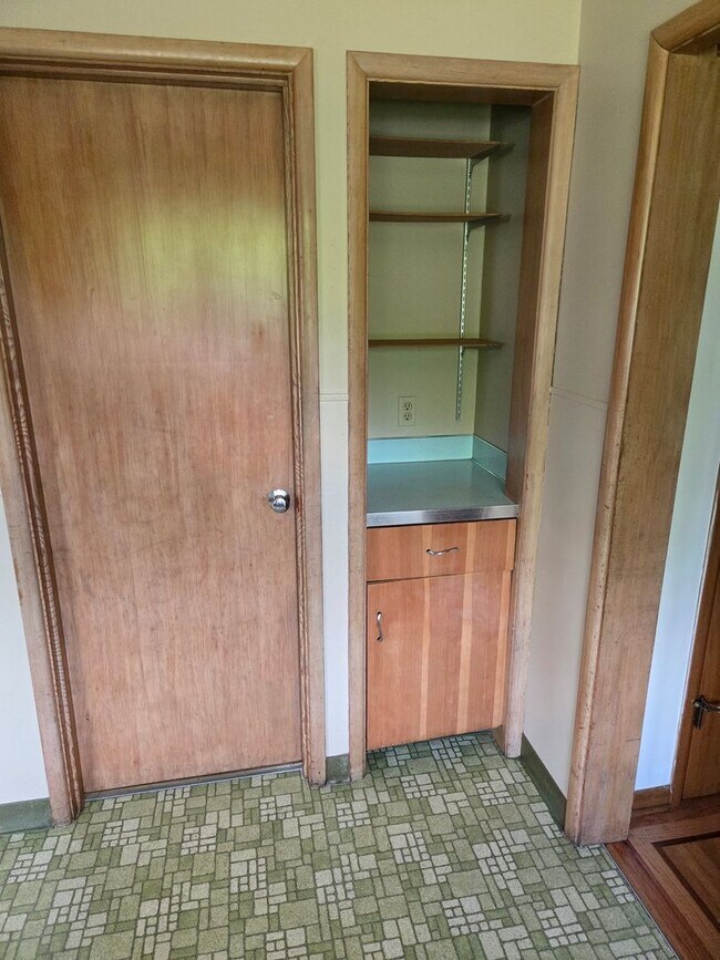 Building Photo - 1 level Mid Century Beauty! 3 Bd/ 3 ba Main Floor Unit