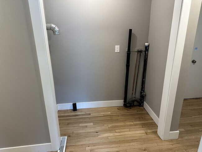 Building Photo - 234 Oak St