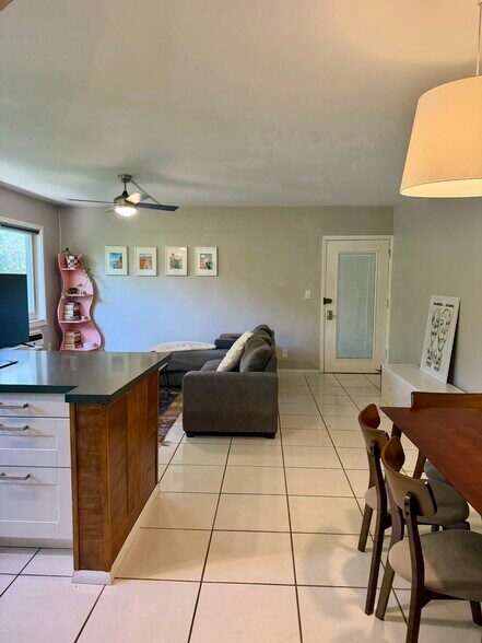 Building Photo - 624 Antioch Ave