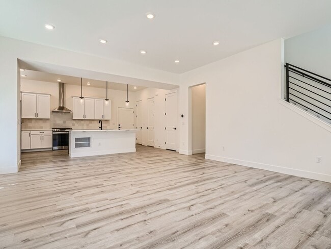 Building Photo - Spacious 4BR Home w/ Bonus Room in Cherry Creek School District!