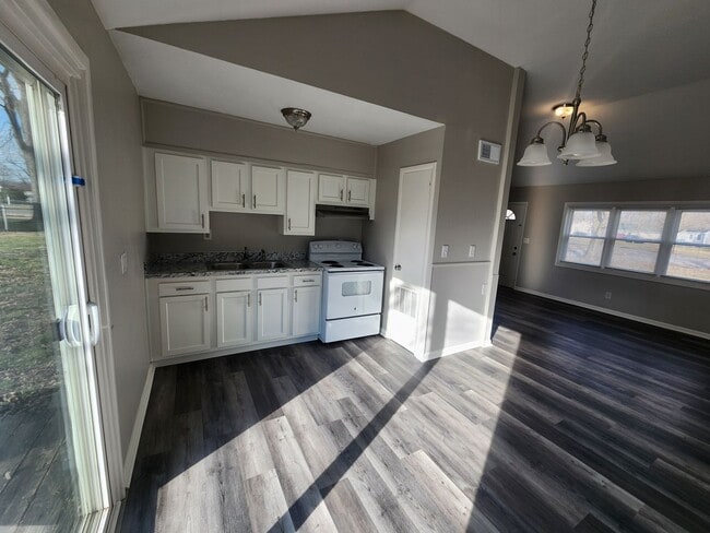 Building Photo - Updated 3 bedroom 1.5 bath home in Valley Station with a garage!