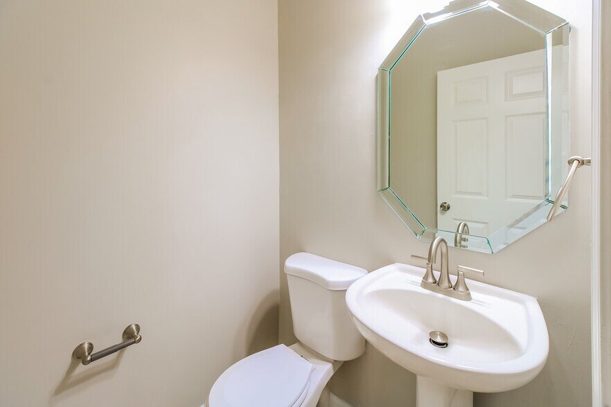 Building Photo - 3819 Lavista Cir