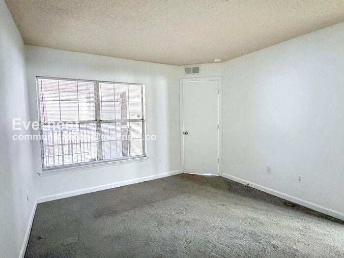 Building Photo - 1011 Fallcrest Ct