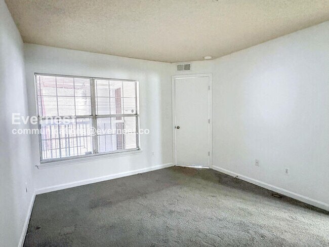 Building Photo - 1011 Fallcrest Ct