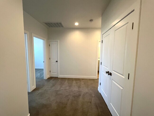 Building Photo - Townhome in Woodland Estates - Pool Access