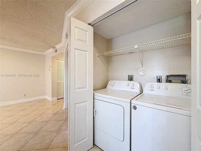 Building Photo - 9877 Westview Dr