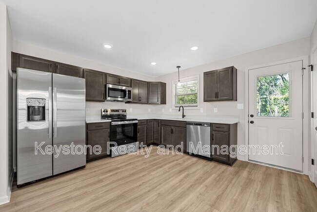 Building Photo - 174 Oak St