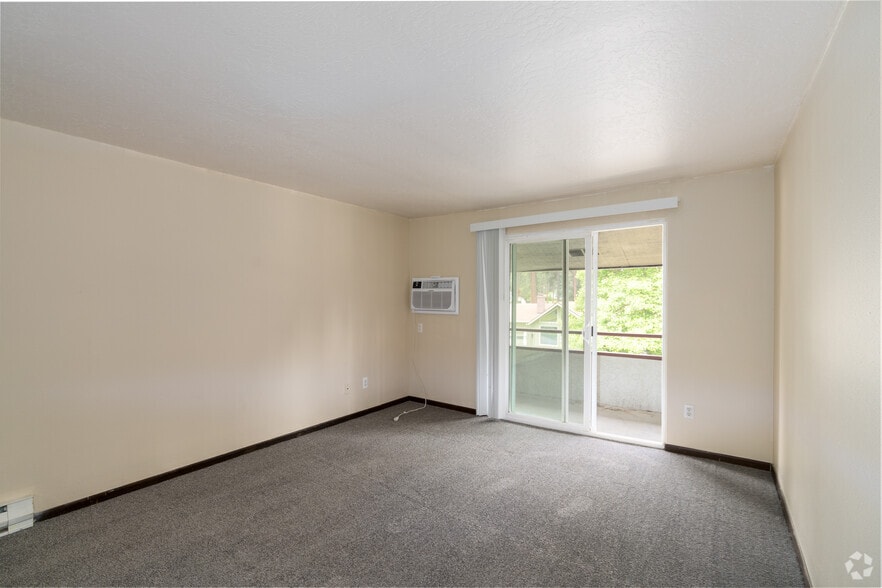 2BR, 2BA - 955SF - Living Room - Tree Top Apartments