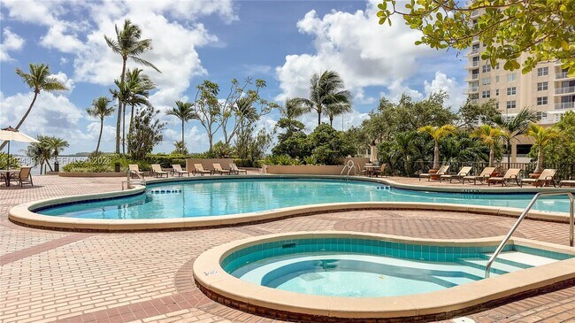 Building Photo - 520 Brickell Key Dr