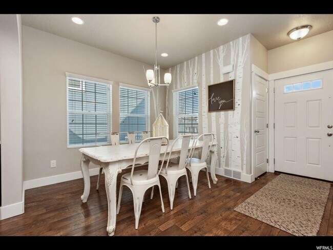 Building Photo - Great Daybreak Home Available March 1!