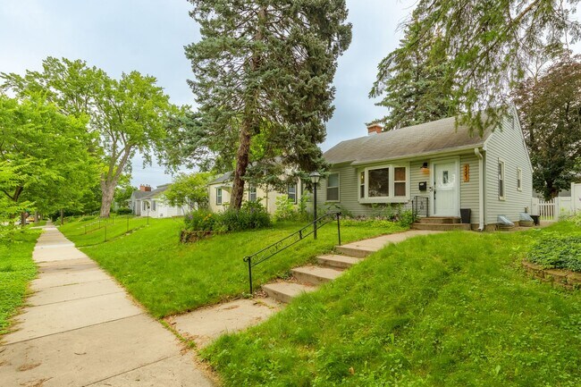 Building Photo - awesome 2 bed 1 bath Pet Friendly in Minneapolis Available for Lease