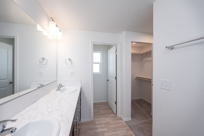 Building Photo - Charming 3 Bedroom Home