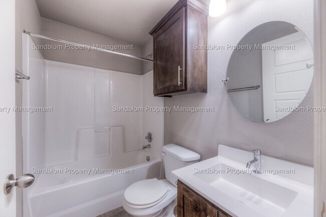 Building Photo - FOR LEASE | Jenks | $1900 Rent + $1900 Dep...