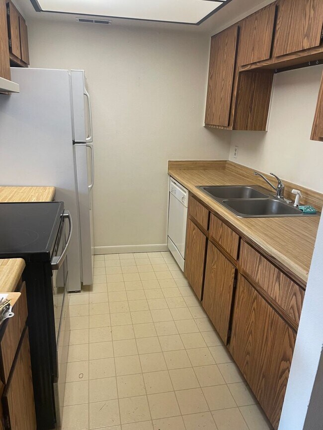 Building Photo - Two Bedroom, Two Bathroom Florida Rd Apt with Convenient Location!