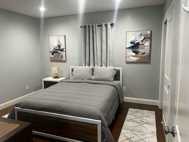 Building Photo - 2556 Main St