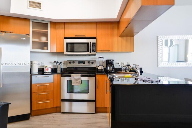 Building Photo - 1750 N Bayshore Dr