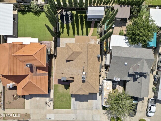 Building Photo - 2437 Fletcher Pl
