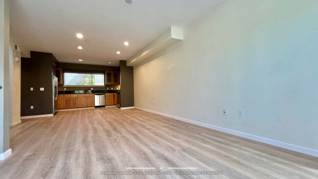 Building Photo - Stylish and modern loft-like 2 bedroom 2.5 bath condo in an urban oasis!