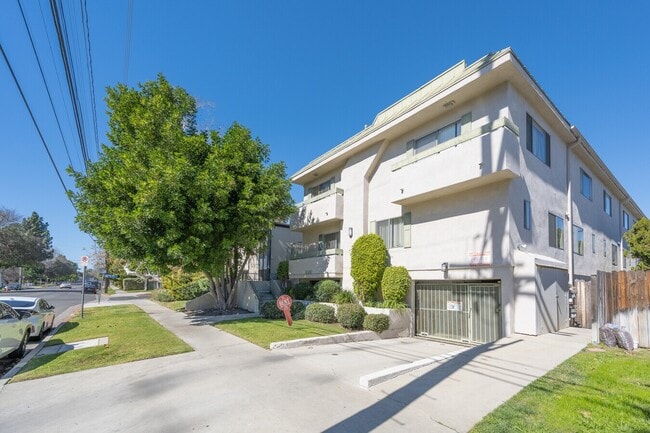 Building Photo - 12251 Moorpark St