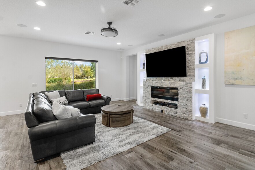 Building Photo - 7531 Mandarin Grove Way