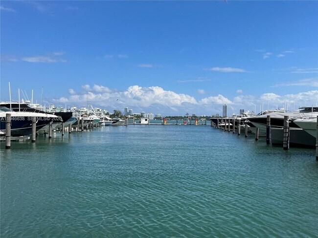 Building Photo - 7601 E Treasure Dr