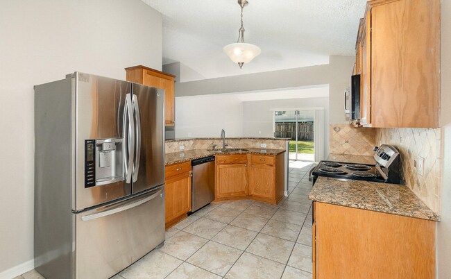 Building Photo - Coastal Living, Close to the Beaches, Comm...