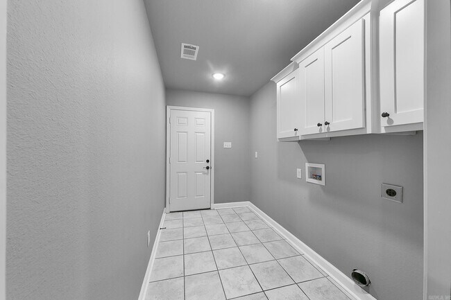 Building Photo - 15 Cimarron Cir