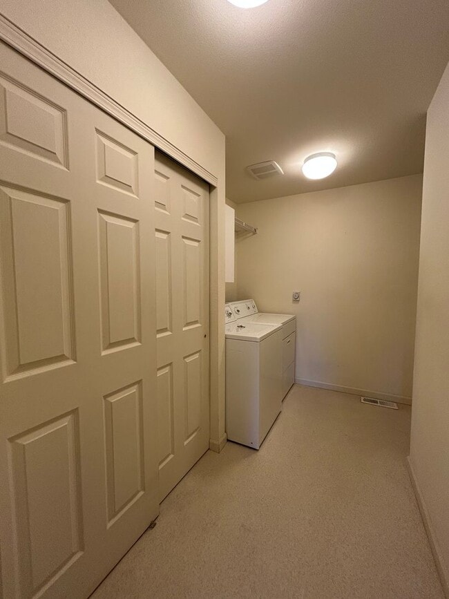 Building Photo - Charming Home Near John Wayne Trail