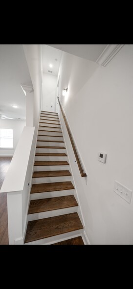 Building Photo - 346 Windsor Dr N