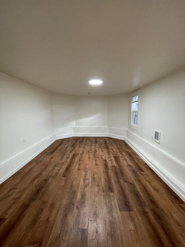 Building Photo - Huge 3 story Victorian