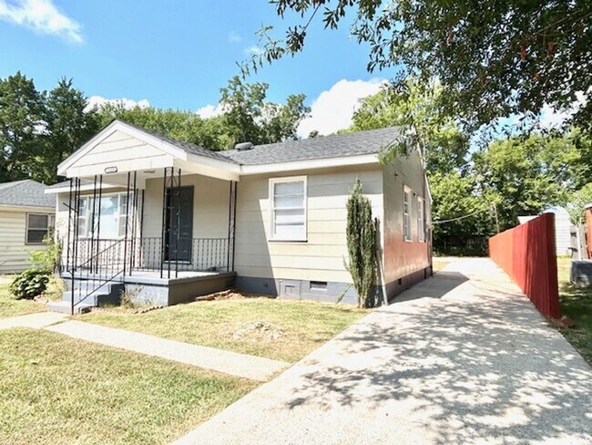 Building Photo - CHARMING BUNGALOW STYLE HOME LOCATED IN HE...
