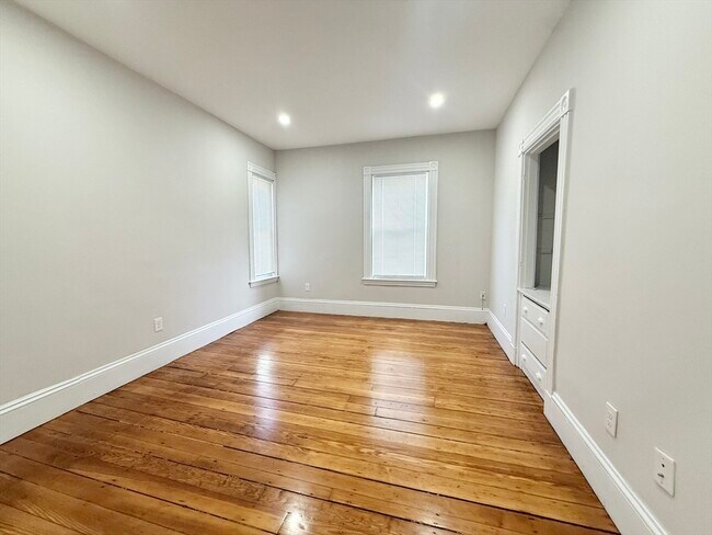 Building Photo - 71 Saxton St