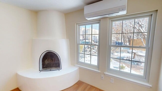 Building Photo - Large Centrally located townhome