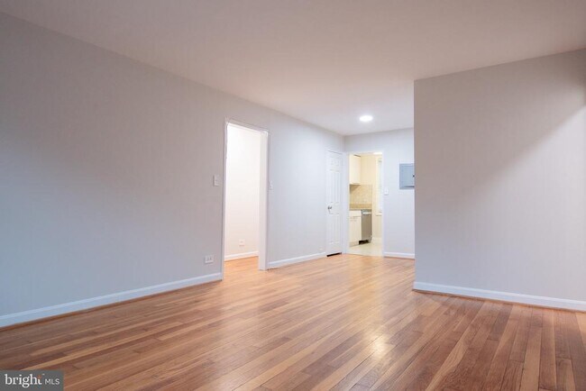 Building Photo - 202 N George Mason Dr