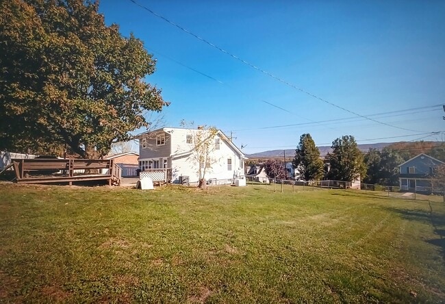 Building Photo - 917 Sherwood Ave
