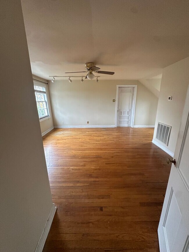 Building Photo - TWO MINUTES TO GREEN HILLS MALL