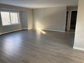 Building Photo - 8000 E 10th Ave