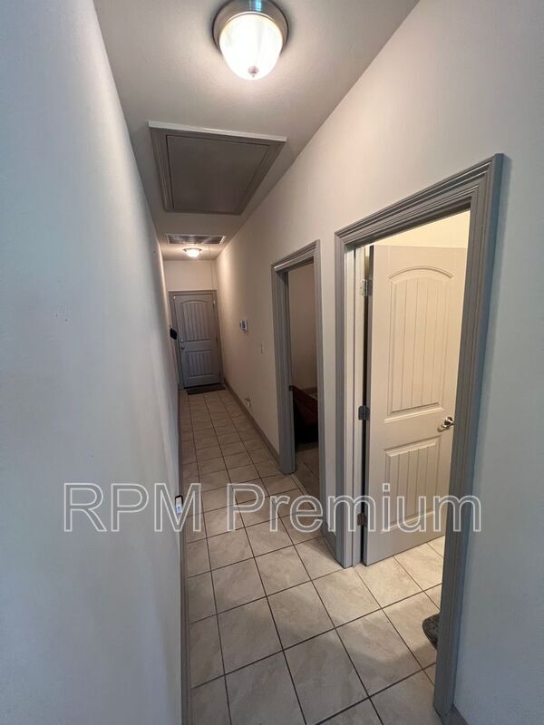 Building Photo - 18063 River Landing Dr