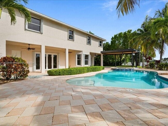 Building Photo - 926 Marina Dr