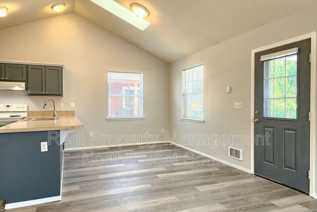 Building Photo - 112 N Gifford Ave