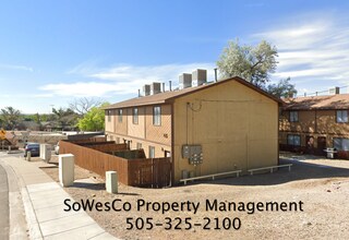 Building Photo - 2 Bedroom 1.5 Bath Townhome with Laundry H...
