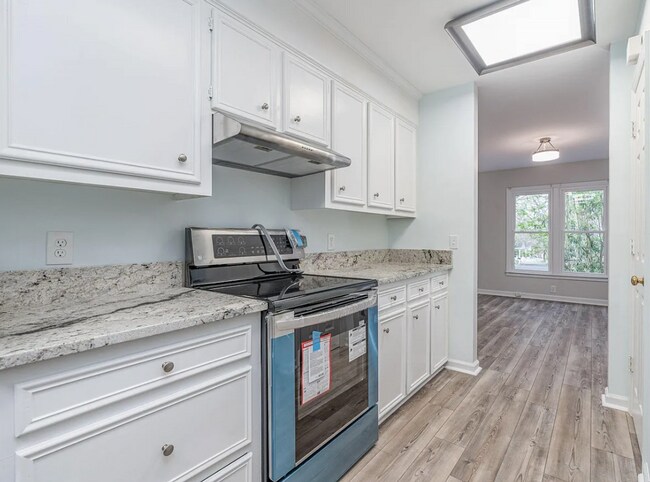Building Photo - Gorgeous Renovated Home with Modern Finishes & Gated Community Amenities