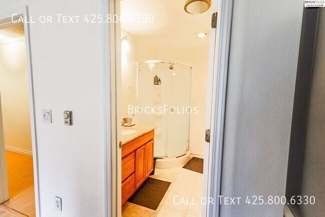 Building Photo - Prime Bellevue Condo, conveniently located...