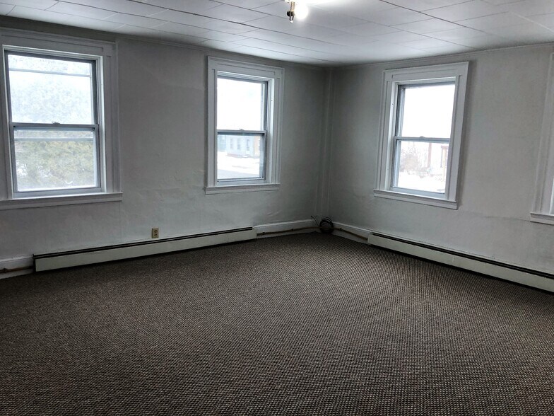 Building Photo - 40 Railroad St