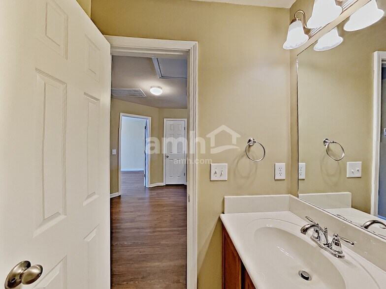 Building Photo - 1025 Addington Rd