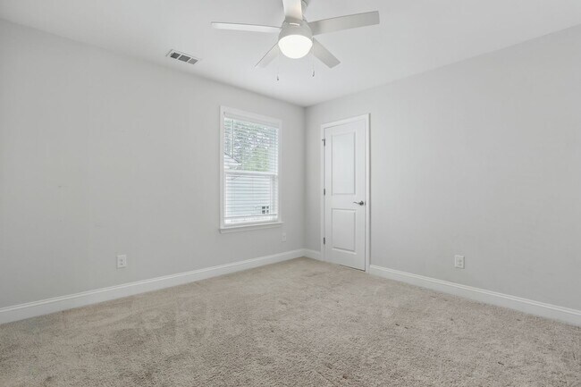 Building Photo - Spacious 5 Bedroom Home in Richmond Hill’s Waterways Community