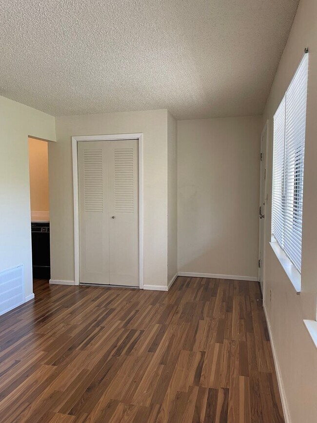 Building Photo - 1 bed/1 bath apartment close to CSU, bike trails, restaurants, shopping and more!