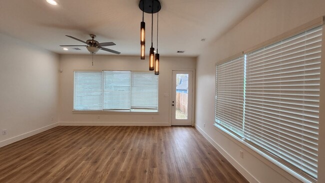 Building Photo - 126 Amundsen St