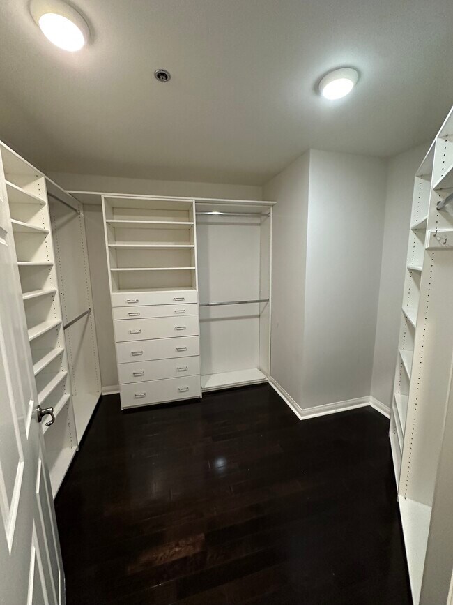 Building Photo - 850 N Croft Ave